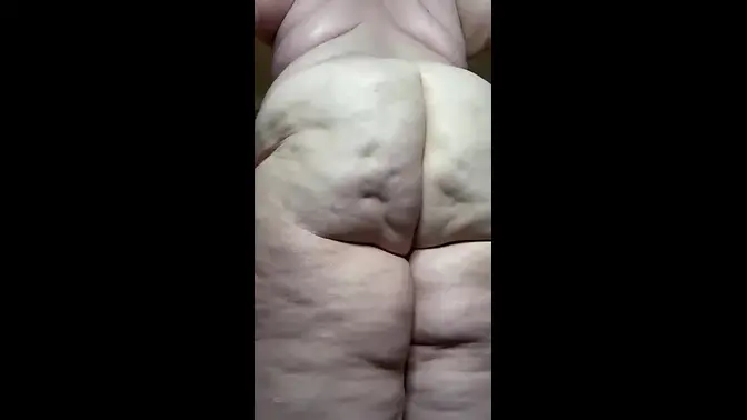 AriesBBW shakes it all