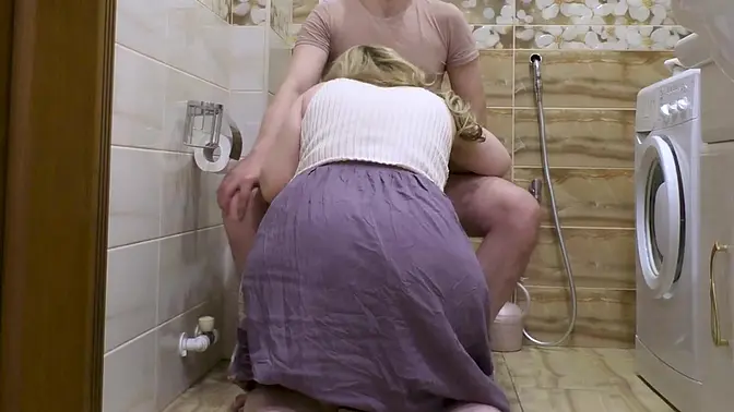 Mature lady took a penis in her mouth in the toilet and spread her ass for anal