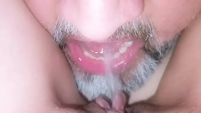 Hot wife's golden shower: Drinker licks and drinks her pee