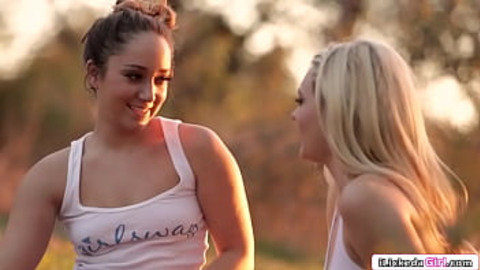 Lesbian dates straight blonde then rims and licks her pussy