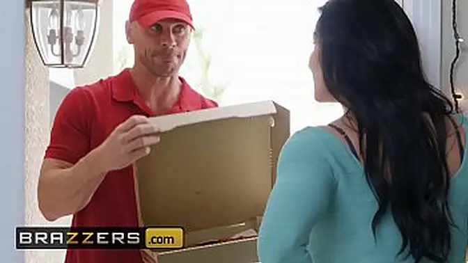 Johnny Sins fucks Brazzers MILF Kendra Lust in Christmas-themed video