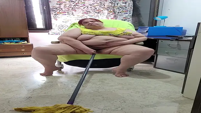 Mature office cleaning woman with huge tits gets freaky at work