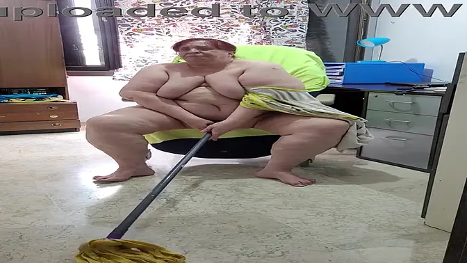 Mature office cleaning woman with huge tits gets freaky at work