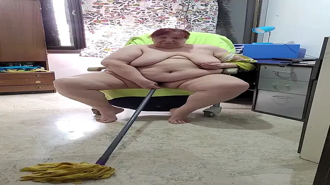 Mature office cleaning woman with huge tits gets freaky at work