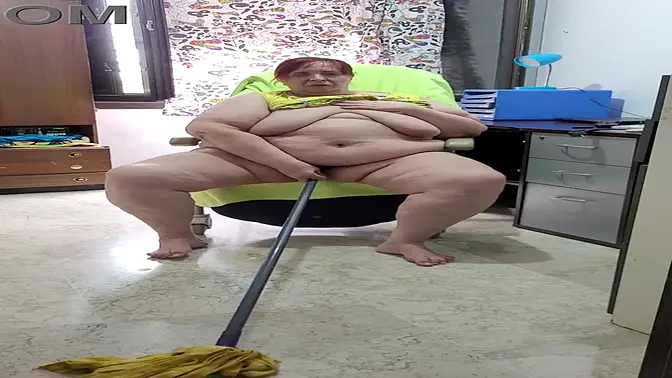 Mature office cleaning woman with huge tits gets freaky at work