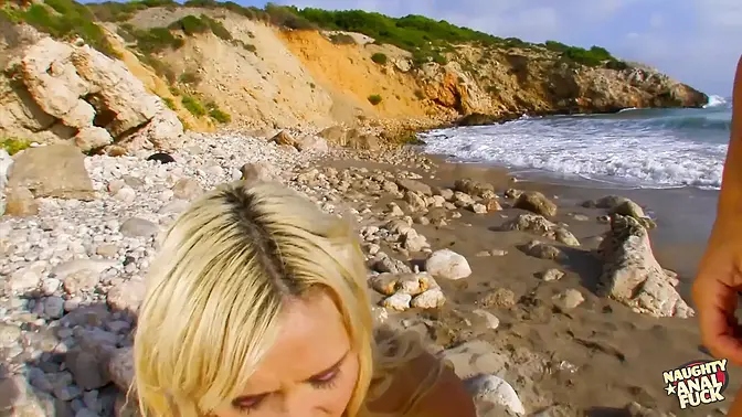 Blonde babe gets fucked bare in her anus on a secluded beach