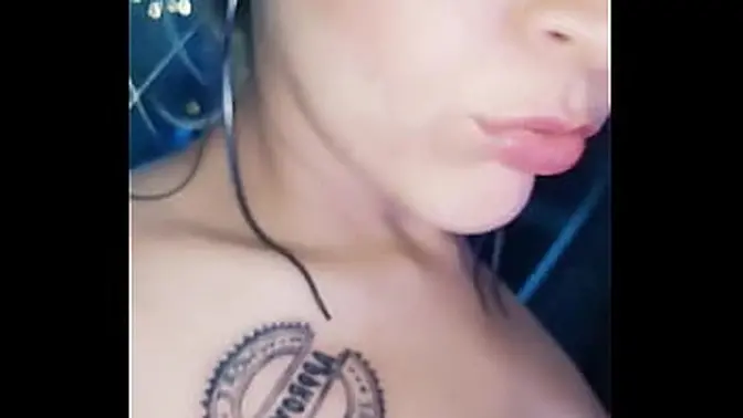 Chilean amateur dances seductively on her balcony during lockdown