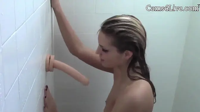 Australian teen duchas her sweet body on webcam