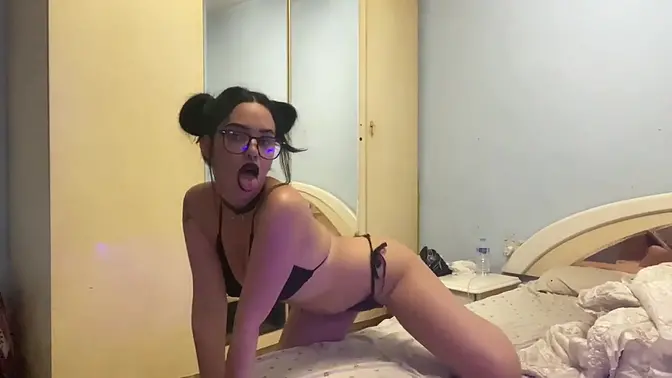 Petite 18yo webcam babe shows off her big ass