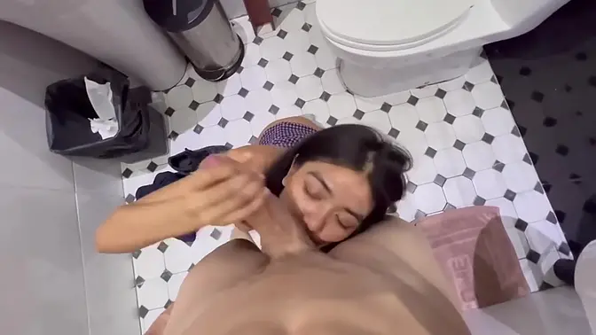 Home toilet sex with real couple