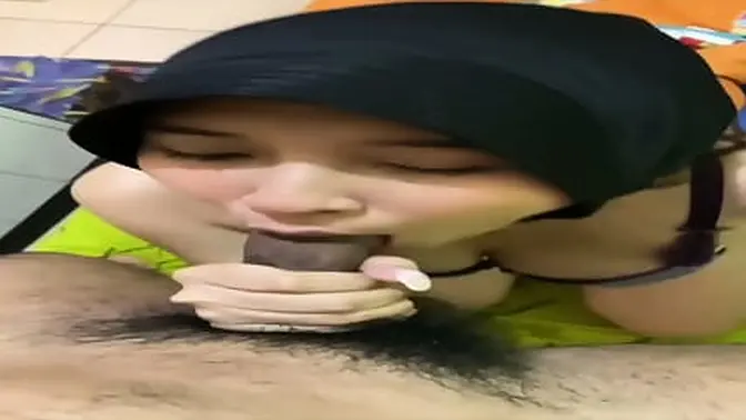 Mahasiswi Malang Jilbab Jago Nyepong - Naughty college girl in jilbab gets fucked