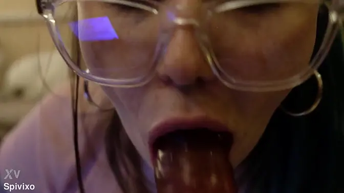 Young webcam slut sucks huge dildo