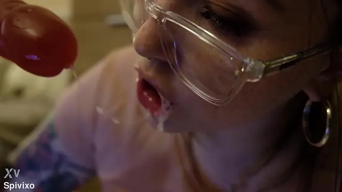 Young webcam slut sucks huge dildo