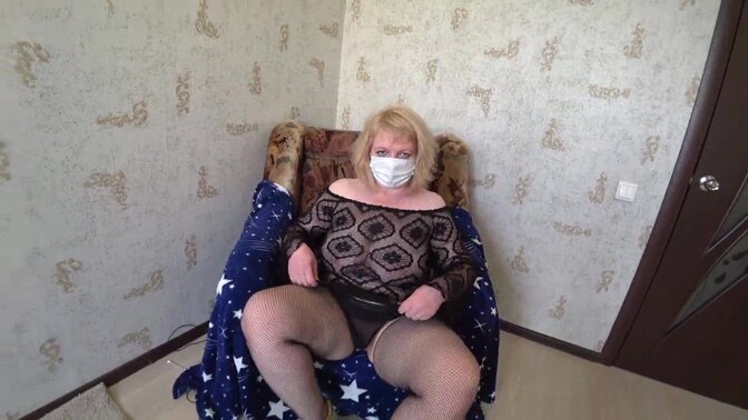 Mature milf shows off big tits and juicy booty before taking it in the ass