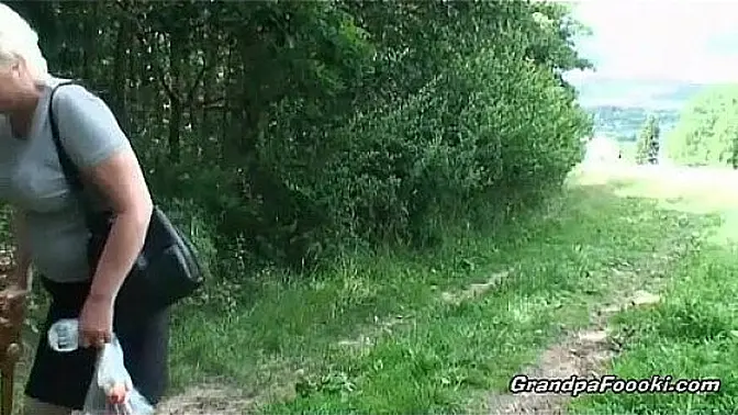 Mature slut piss and gives head