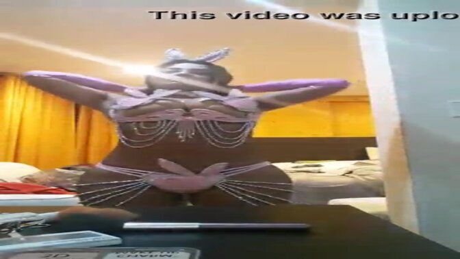 Webcam babe shows off her beautiful body and big tits