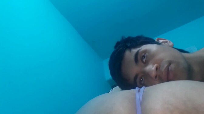 Casero touches girlfriend's vagina during live webcam show