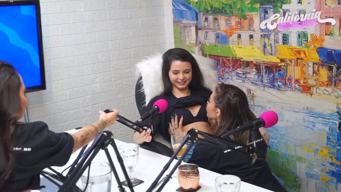 Flavia Oliver performs oral sex on Natasha Steffens