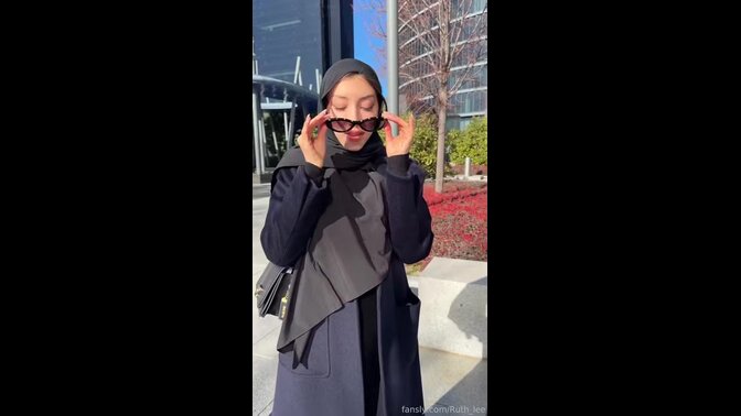 Hijabi babe gets naughty in the bathroom