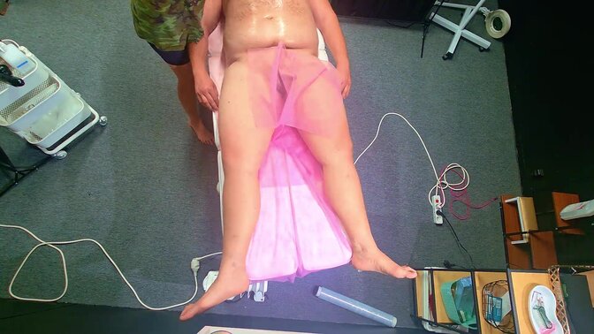 Massage babe gives a happy ending after accident