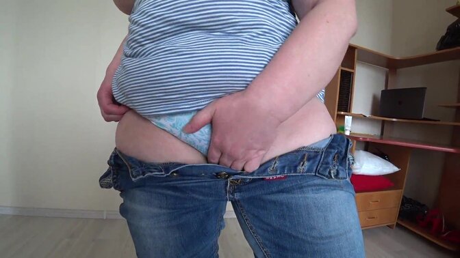 Mature blonde shakes her juicy ass in tight jeans while a lesbian gives