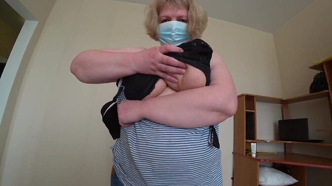 Mature blonde shakes her juicy ass in tight jeans while a lesbian gives