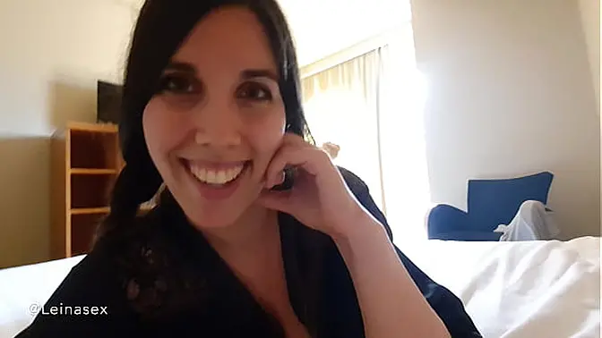 Mi madrastra me despierta, me descubre muy excitado y me masturba