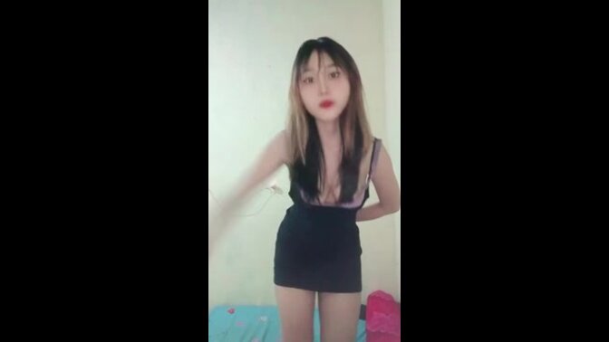 Hot Indonesian babe gives a squirt-worthy blowjob