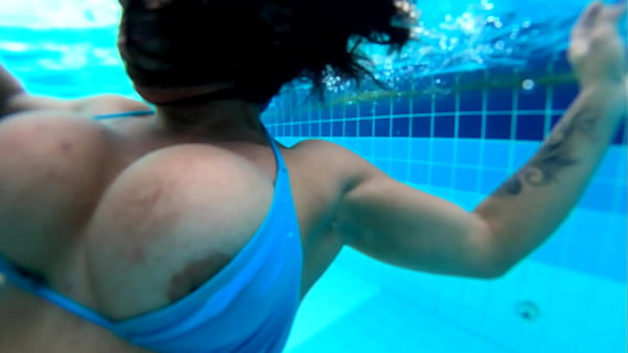 The brunette wanted to fuck with me inside the pool Mr Matusalem - Natzinha Morena