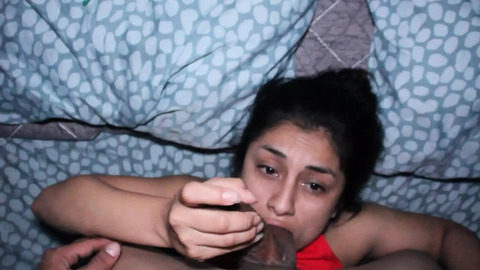 La pequeña hermana descansa en su habitación y su perra hermanastro medio hermano mete su verga en su boca - Porno en español