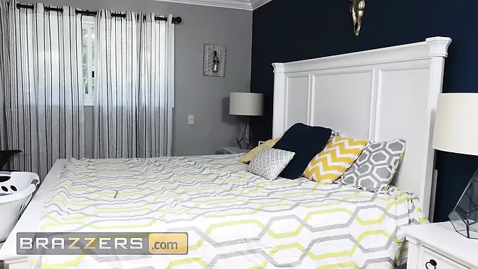 Liv Revamped Gets Some Help From Her Stepmom Jamie Michelle To Improve Her Schlong Blowing Skills - Brazzers