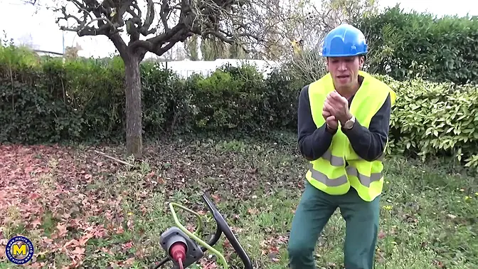 Curvy mature mom spreads her legs for help