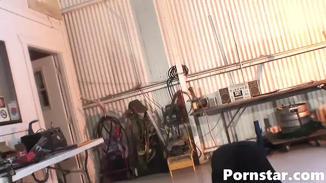 Hot American pornstar Brittaney Starr gets a facial cum-shot