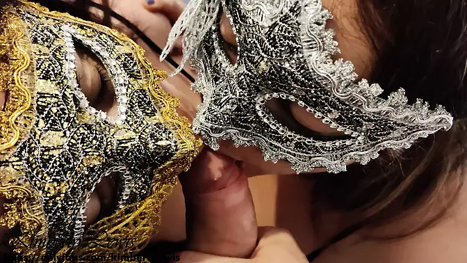 Two hot amateur stepsisters give a double BJ