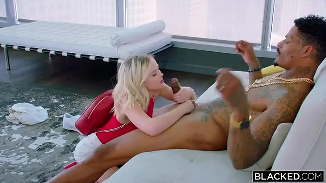 Natalia Queen gets her ass pounded by her queen bee