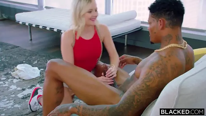 Natalia Queen gets her ass pounded by her queen bee