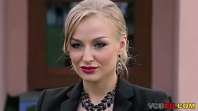 Blonde MILF Kayla Green fills her holes with cock