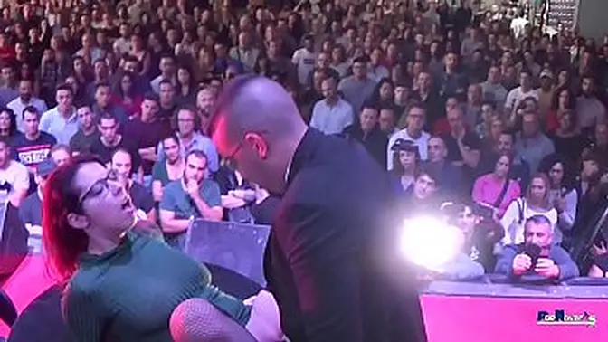 Latina beauty Zenda sucks cock in public