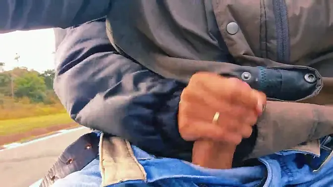 HOTWIFE Safada banged one on the road until she came!!! WE ALMOST GOT CAUGHT / Naughty HOTWIFE jerked off on the road until she cum!! WE ALMOST GOT CAUGHT 