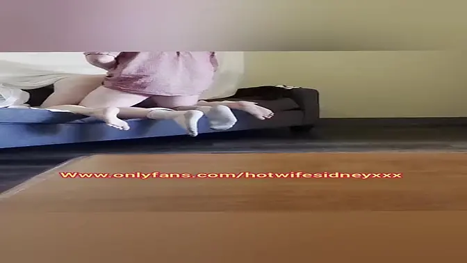 Hot amateur wife creampied through female gloryhole