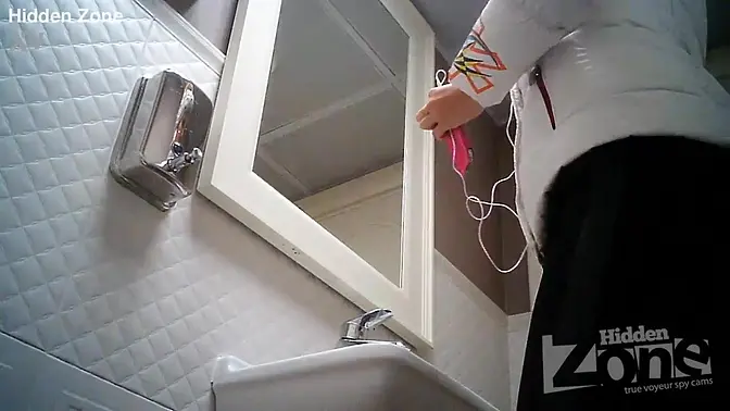 Amateur babe shaves her pussy for hidden cam toilet surprise