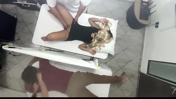 Hotwife's huge booty revealed during massage