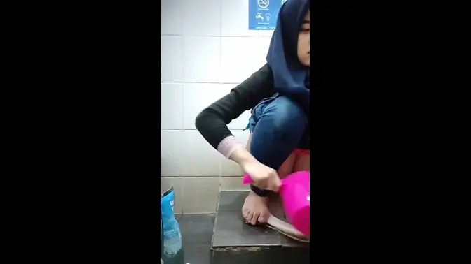 Hidden cam catches a creampie at the Indomaret cashier