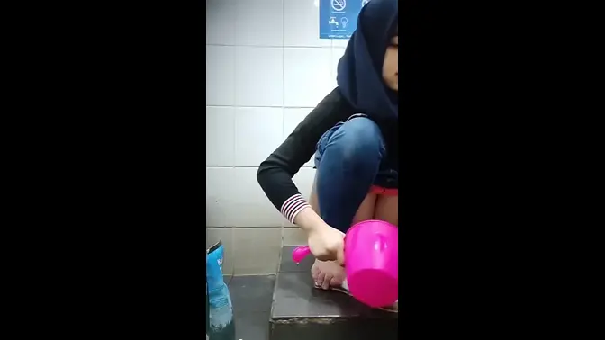 Hidden cam catches a creampie at the Indomaret cashier