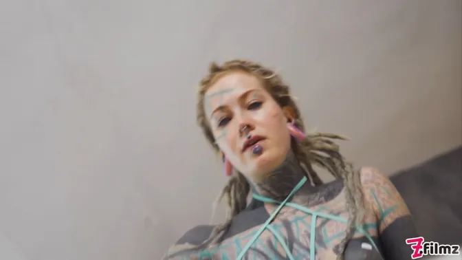 Tattooed girl Anuskatzz takes it balls deep in the ass