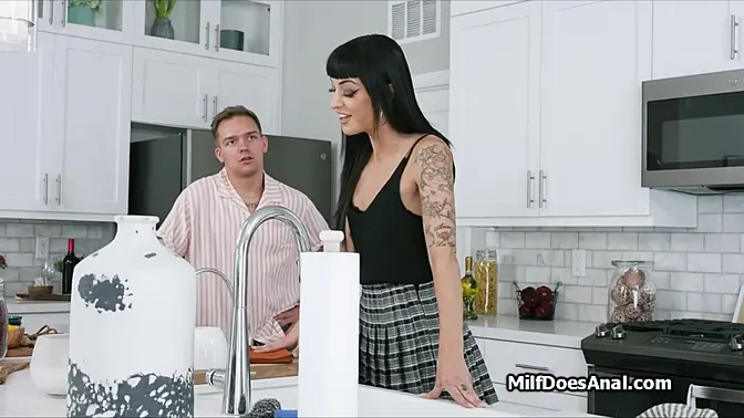 Deep Throat And Deep Anal With Slutty Housewife