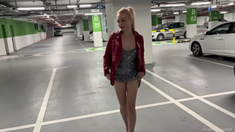 Crowded parking lot cum-fest for naked wife's juicy ass🍑