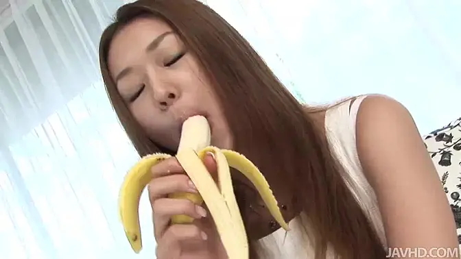 Teen Sakura Hirota gobbles a big fleshy banana