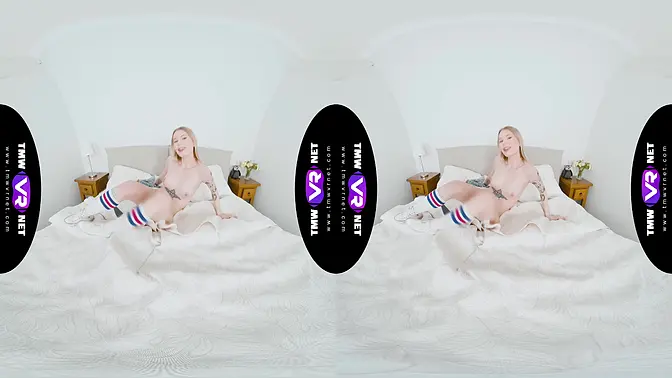 Blonde cutie shows off her solo sex show