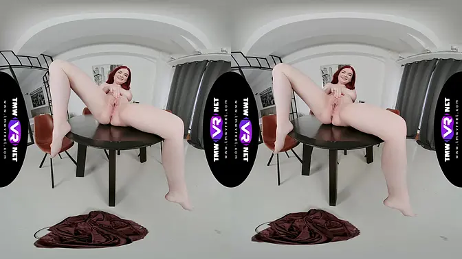 Sultry brunette wanks herself to a morning orgasm